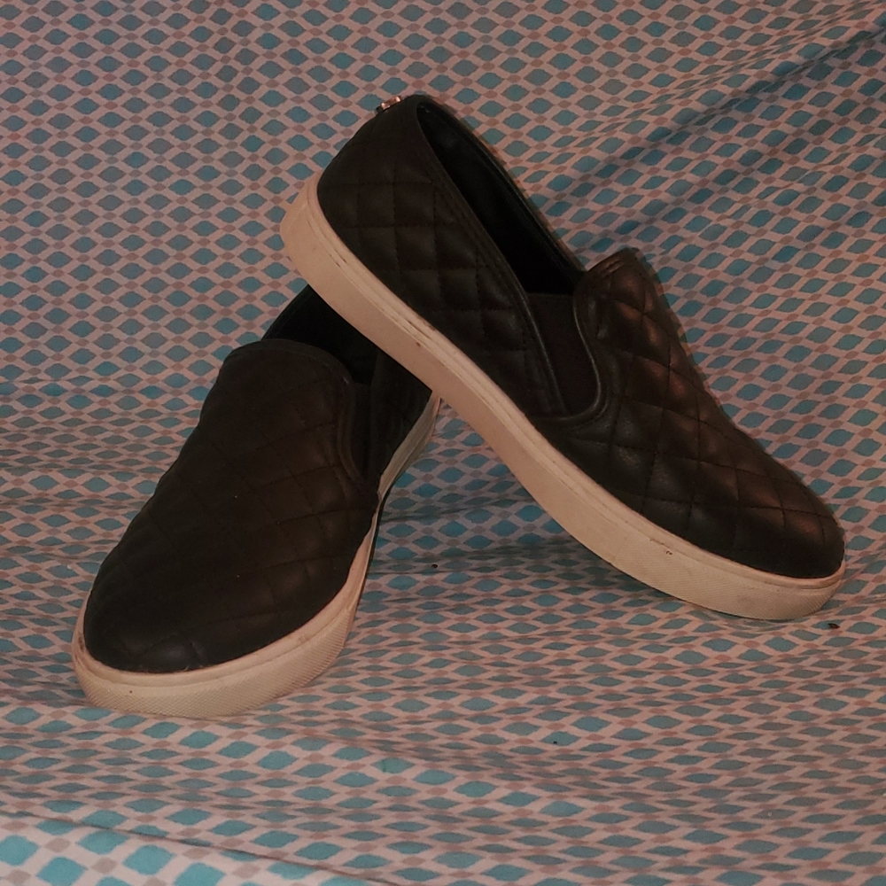 Steve madden black quilted shoes